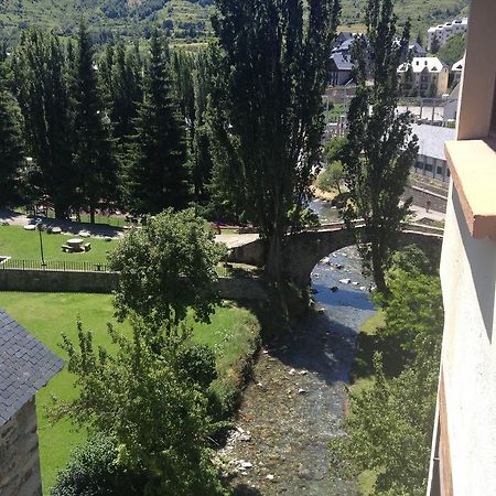 Hostal Centro Sallent De Gallego Bagian luar foto