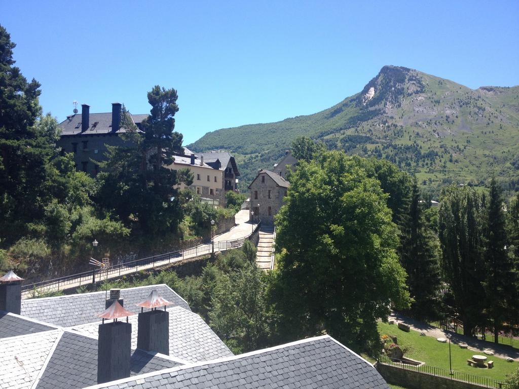Hostal Centro Sallent De Gallego Bagian luar foto