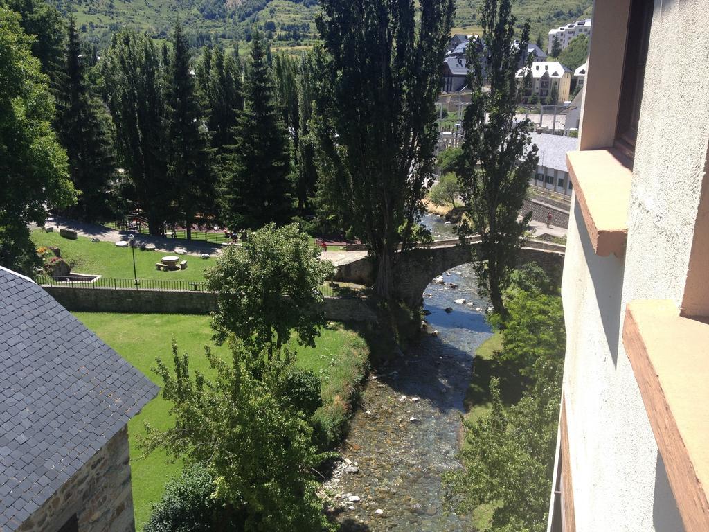 Hostal Centro Sallent De Gallego Bagian luar foto